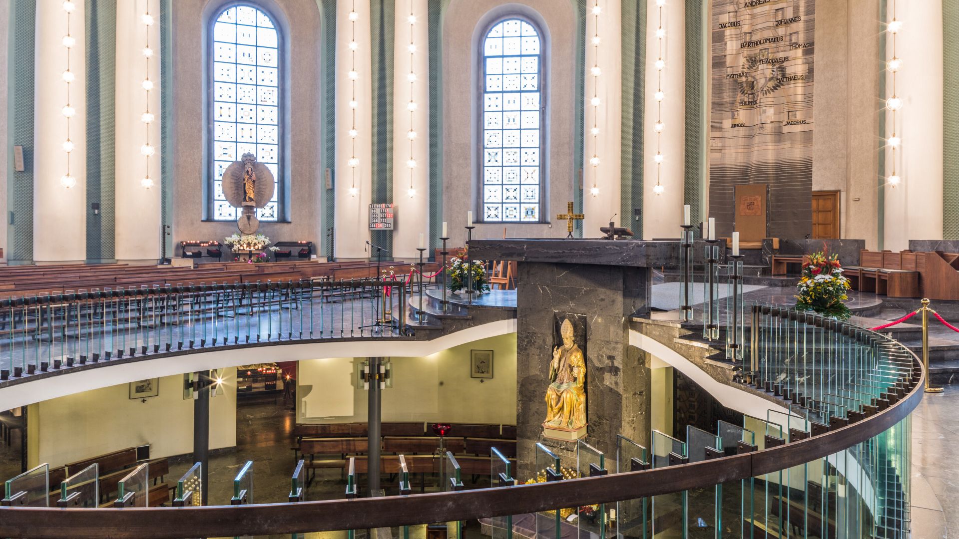 Neues Kreuz der Hedwigskathedrale und erhöht DOMRADIO.DE