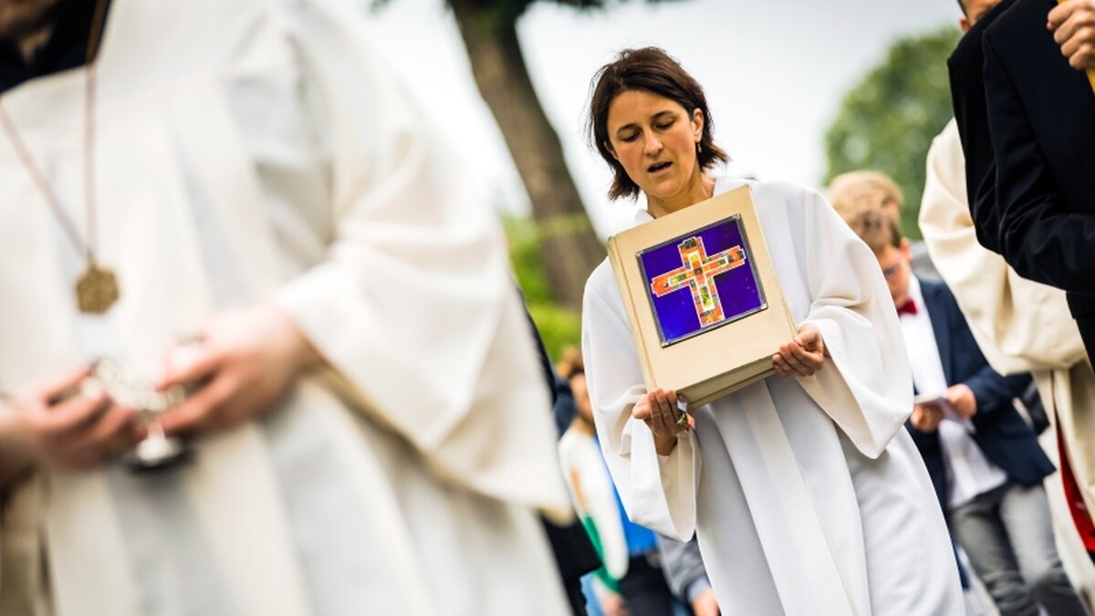 Streit-um-Gottes-Namen-Theologin-setzt-auf-geschlechtergerechte-Sprache-und-weibliche-Bilder