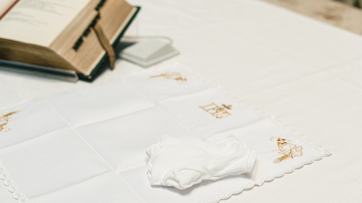 Noch-nicht-schuldf-hig-Kinder-z-nden-wiederholt-Altardecke-in-katholischer-Kirche-an