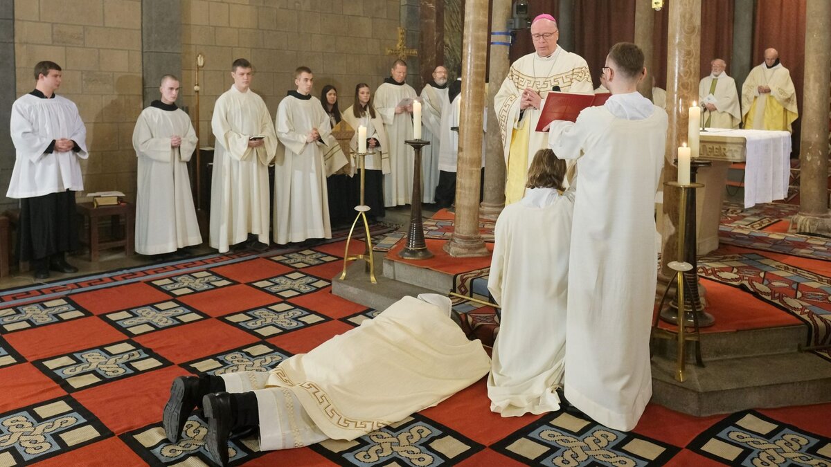 Pers-nlicher-Segen-des-Papstes-Mauritius-Wilde-erh-lt-Benediktion-zum-Abt-von-Maria-Laach