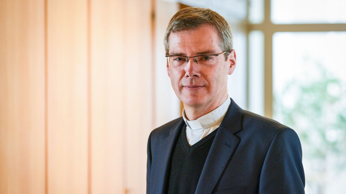 Sozialbischof Heiner Wilmer will mehr Einsatz gegen Armut DOMRADIO.DE