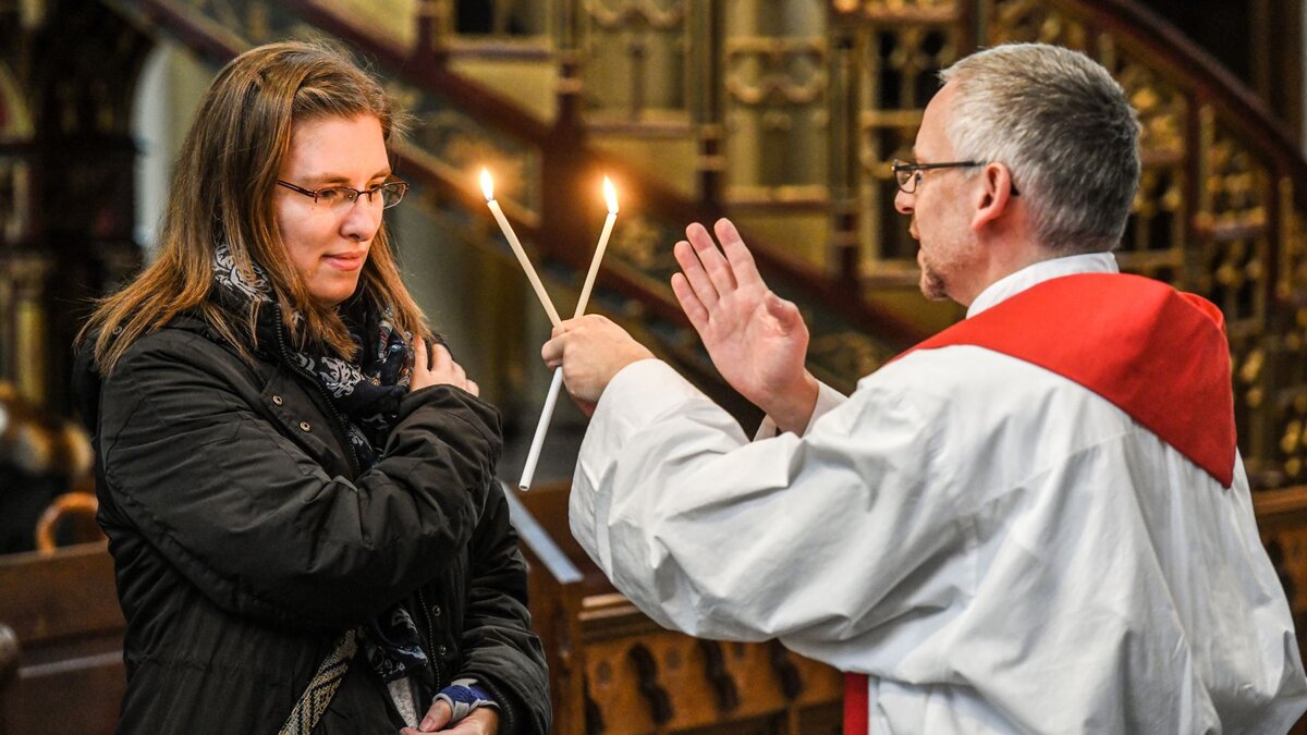 Das-achte-Sakrament-Der-Blasiussegen-blickt-auf-eine-lange-Geschichte-zur-ck