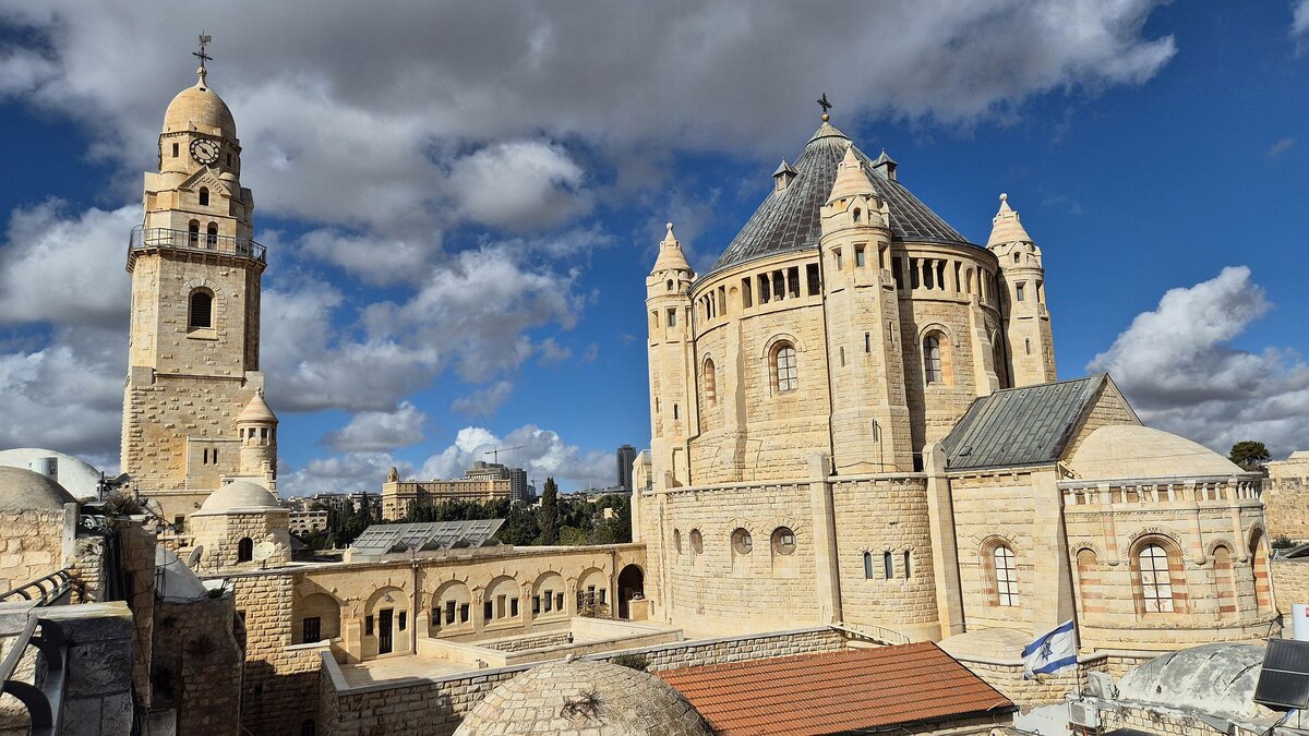 -Wir-denken-in-der-Geburtsgrotte-an-Sie-Dormitio-Benediktiner-tragen-wieder-Namen-nach-Bethlehem