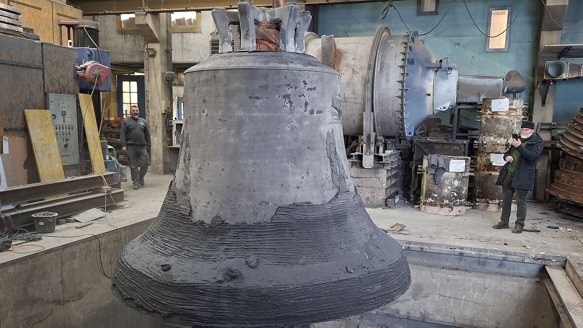 Glaubenszeichen-aus-Bronze-Neue-Magdeburger-Domglocke-ausgepackt-und-aus-der-Gussgrube-gehoben