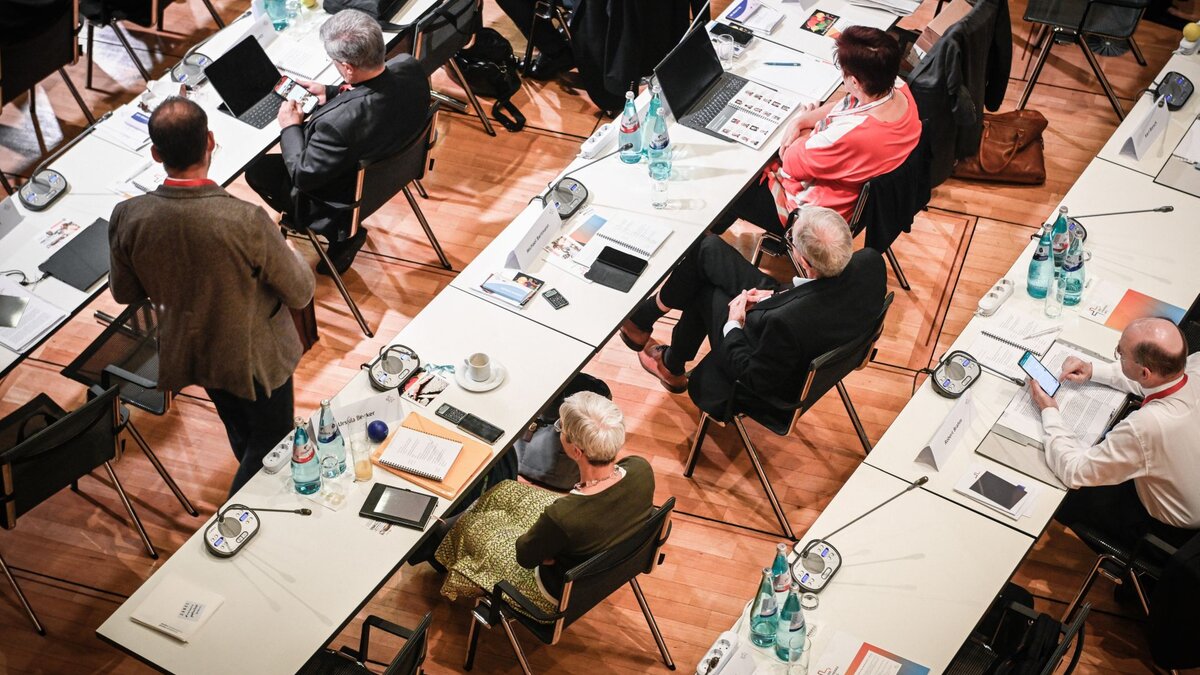 -Trippelschritte-in-Millimetern-Katholische-Reformgruppen-ziehen-gemischte-Bilanz-zu-Synodalem-Weg