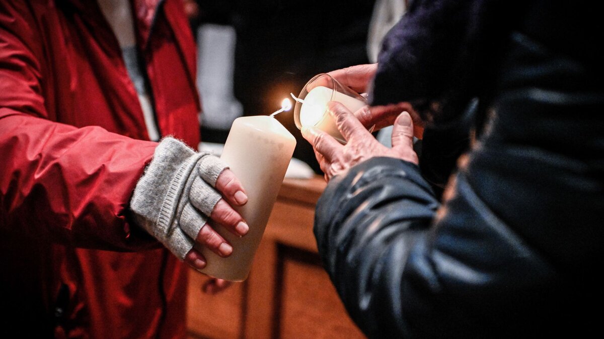 H-lt-den-Moment-fest-Pilgerexpertin-wertet-Anz-nden-von-Kerzen-als-Geste-der-Achtsamkeit