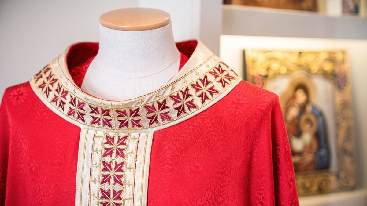 Zwischen-Glauben-und-Glamour-Wie-liturgische-Kleidung-die-Mode-inspiriert