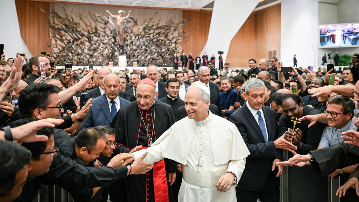 Gott-und-den-Menschen-dienen-Papst-Leo-XIV-r-t-zum-Wiederentdecken-des-priesterlichen-Kerns