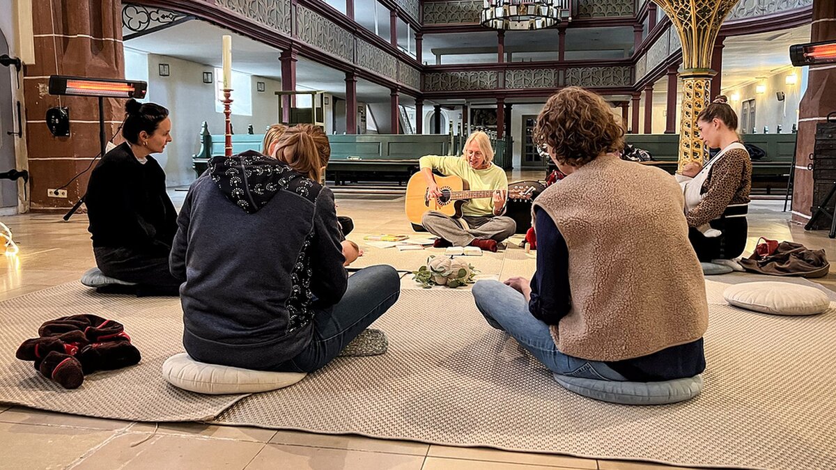 -JuLi-soll-junge-Menschen-abholen-Neues-Liederbuch-f-r-junge-Gottesdienste-erschienen