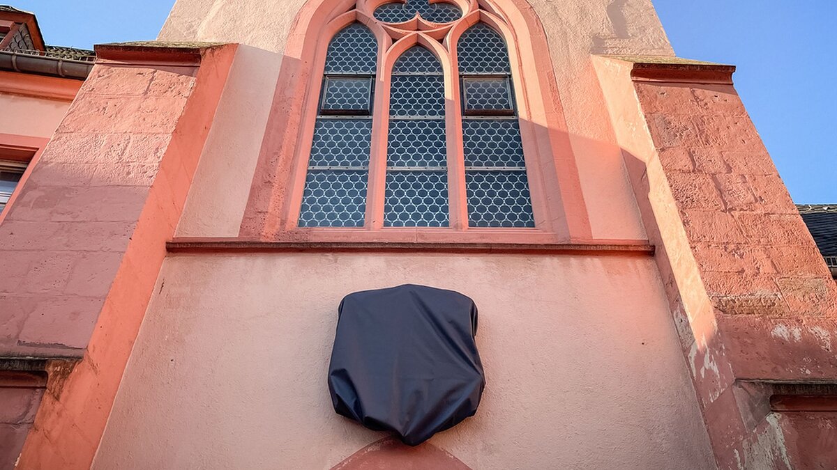 Signal-der-Aufarbeitung-Katholische-Bisch-fe-und-Heilige-im-Tagungshaus-in-Mainz-verh-llt