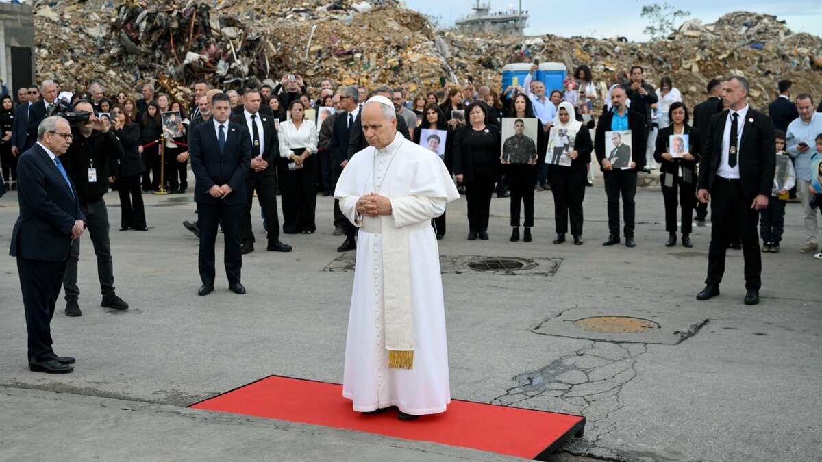 Mit-Kranz-und-Gedenklicht-Papst-betet-still-am-Ort-der-Hafenexplosion-von-Beirut