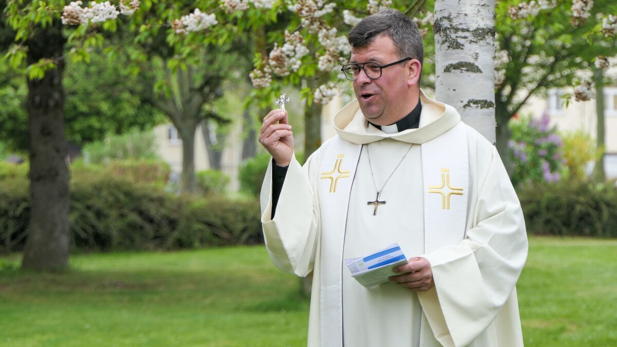 -Adventsmarkt-hinter-Stacheldraht-Wie-ein-Priester-an-der-Nato-Ostflanke-Weihnachten-feiert