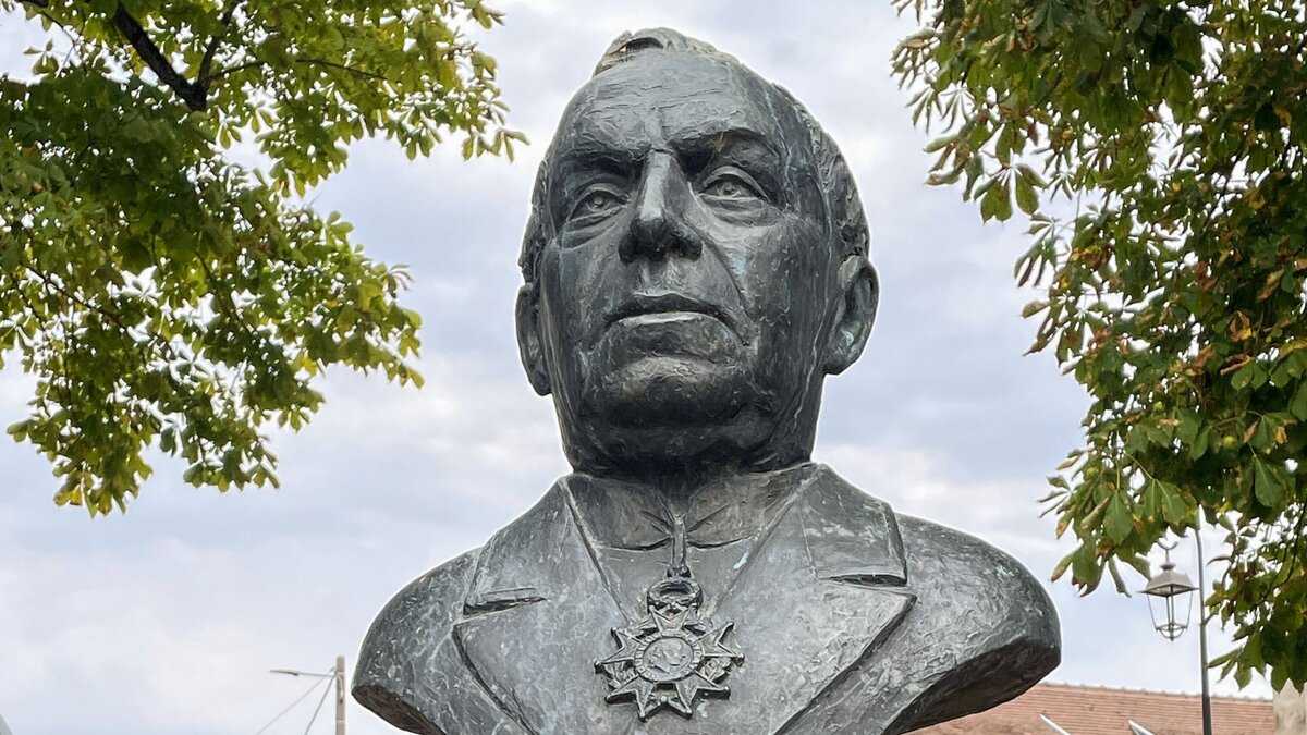 Der-burgundische-Don-Camillo-Landpfarrer-und-Aperitif-Erfinder-F-lix-Kir-w-re-150-geworden