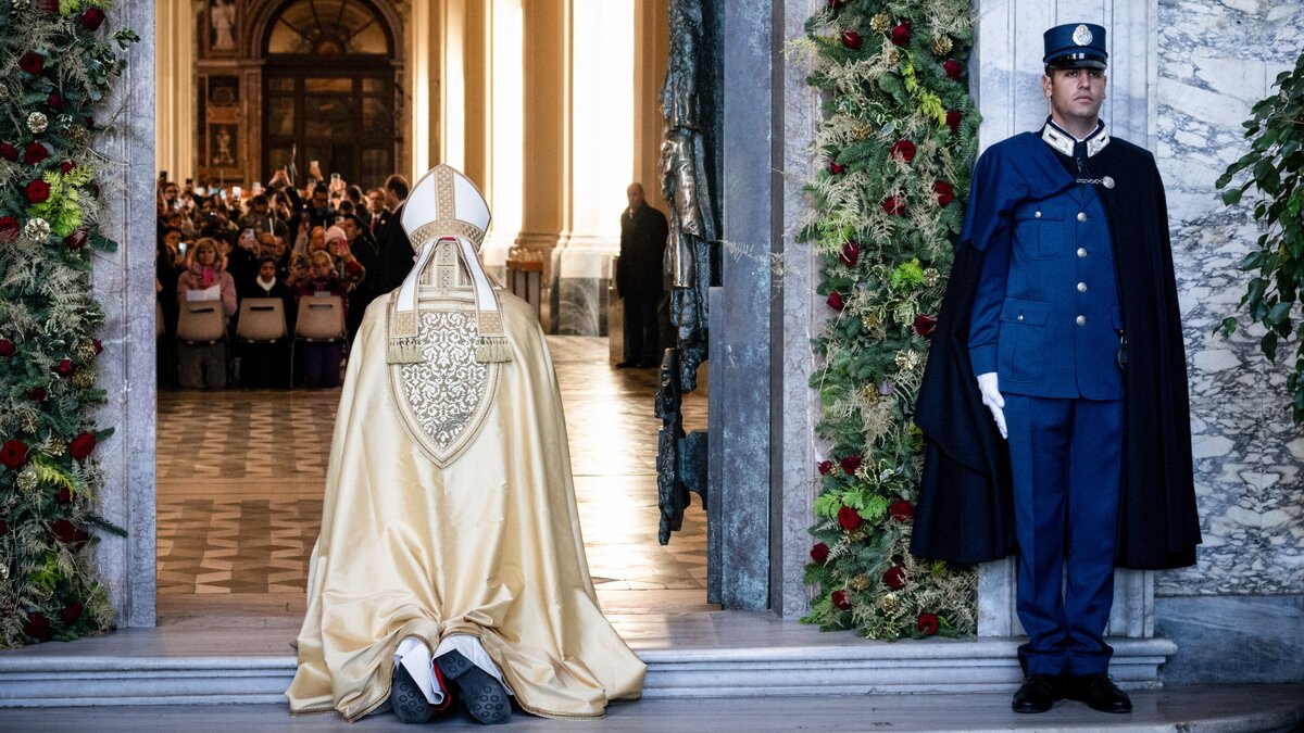 Heiliges-Jahr-vor-dem-Ende-Kardinal-Reina-schlie-t-Heiligen-Pforte-an-der-Lateranbasilika