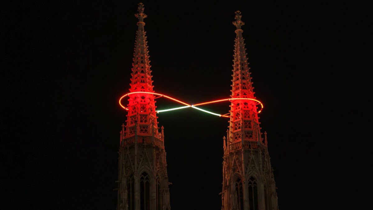 Neuer-Akzent-nach-Himmelsleiter-Leuchtendes-Unendlichkeitszeichen-umschlingt-Wiener-Votivkirche