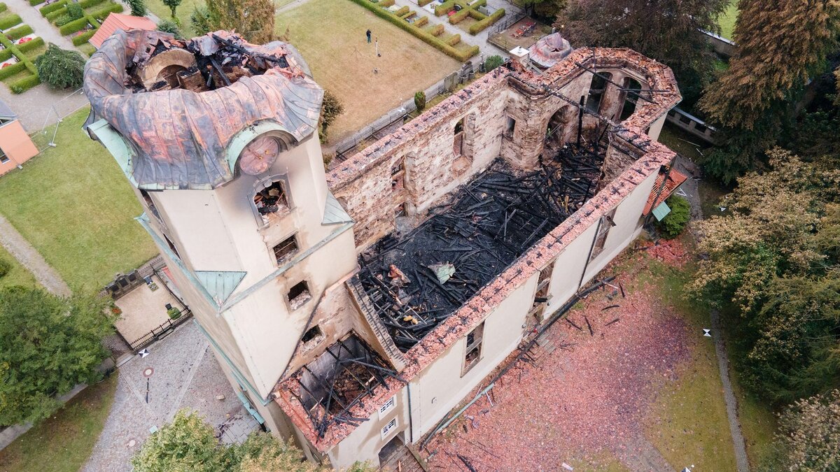 Spurensuche nach Kirchenbrand hat begonnen DOMRADIO.DE