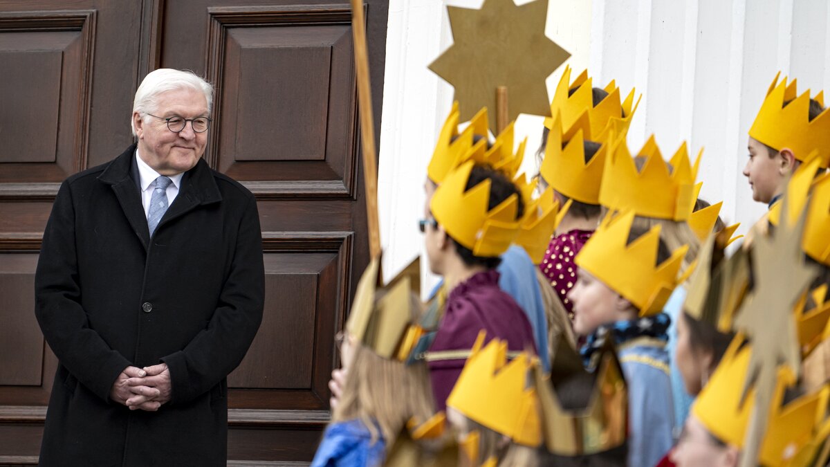 Lob-von-Steinmeier-Sternsinger-bringen-Segen-ins-Schloss-Bellevue