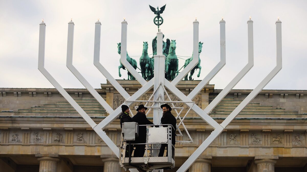 Erinnerung-an-Sieg-des-j-dischen-Volkes-Erste-Kerze-am-Chanukka-Leuchter-am-Brandenburger-Tor-wird-angez-ndet