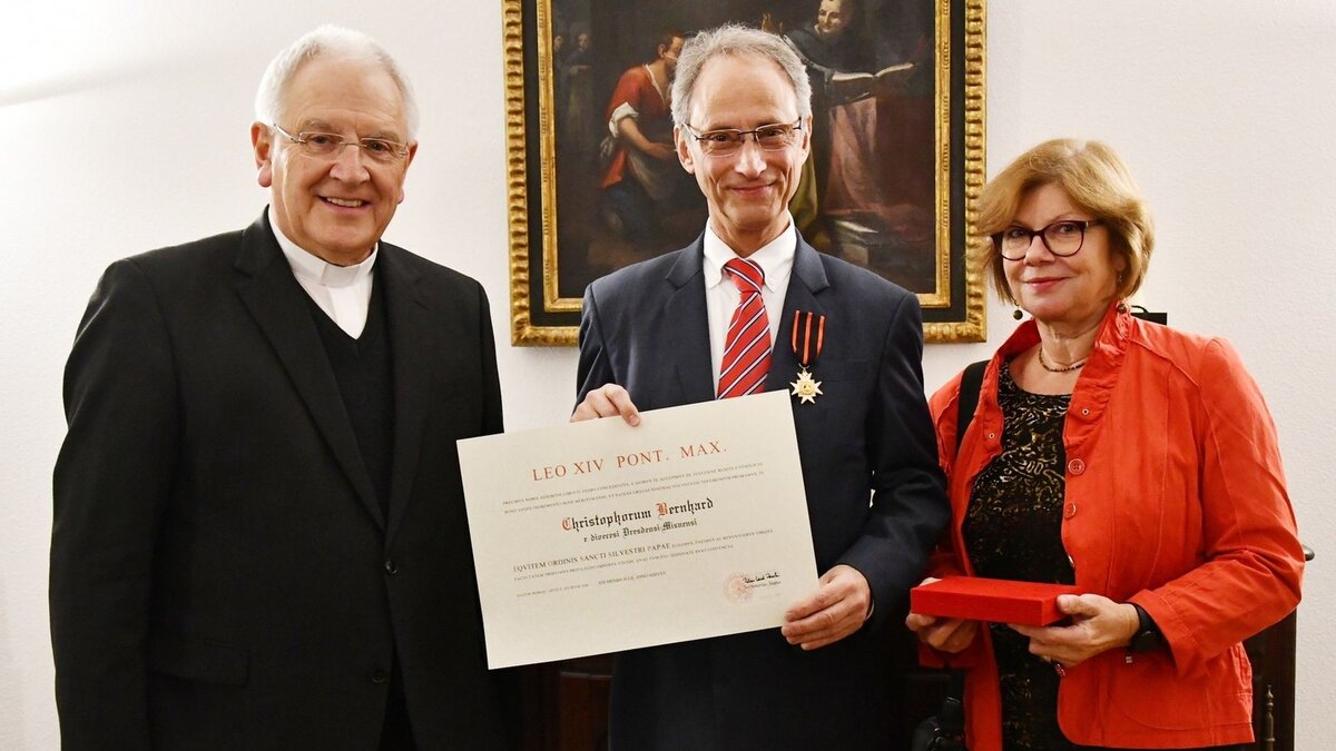 Silvesterorden-f-r-Schulabteilungs-Leiter-Mitarbeiter-des-Bistums-Dresden-Mei-en-erh-lt-P-pstlichen-Orden