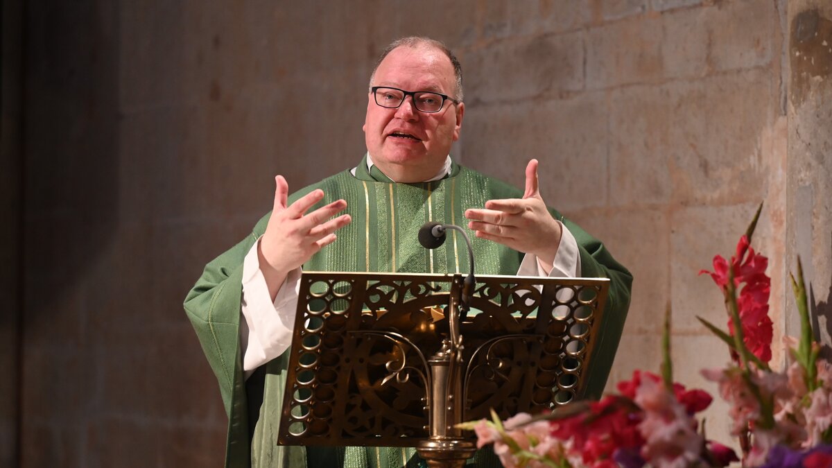 -Aufmerksam-f-r-die-Armen-Domkapitular-Bosbach-deutet-den-Tag-des-Zornes-zur-Hoffnung-um