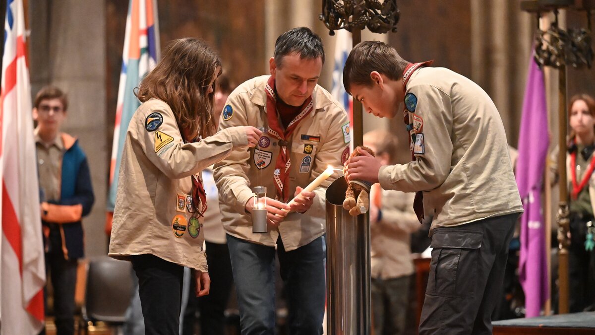 Entz-ndet-von-einem-Kind-aus-Betlehem-Pfadfinder-bringen-Friedenslicht-aus-Linz-in-alle-Welt