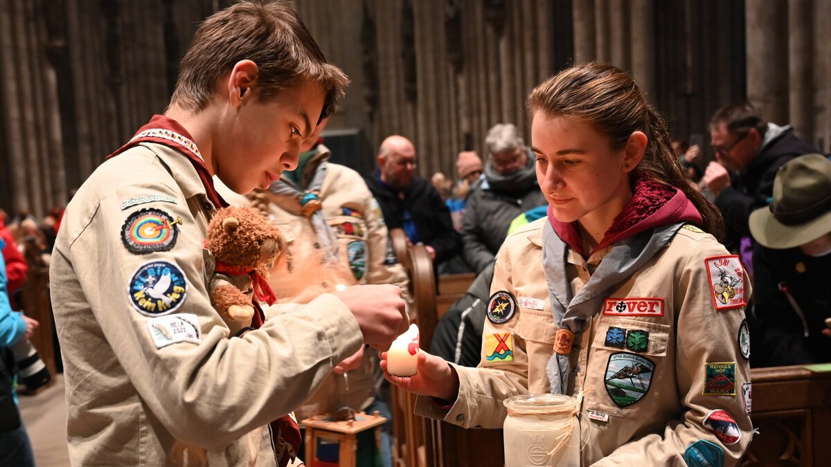 Bis-in-den-Landtag-Friedenslicht-2025-erreicht-Nordrhein-Westfalen