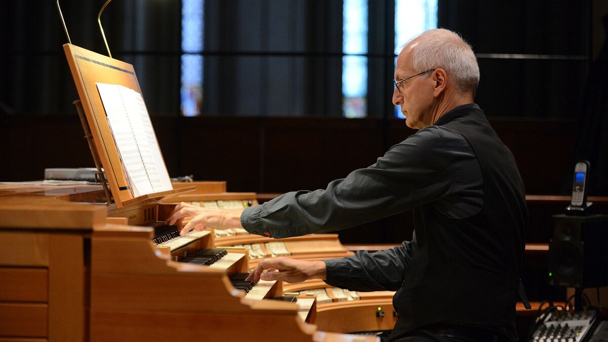 Einstimmung-auf-das-Fest-Domorganist-B-nig-l-dt-zu-vorweihnachtlichem-Orgelkonzert-ein