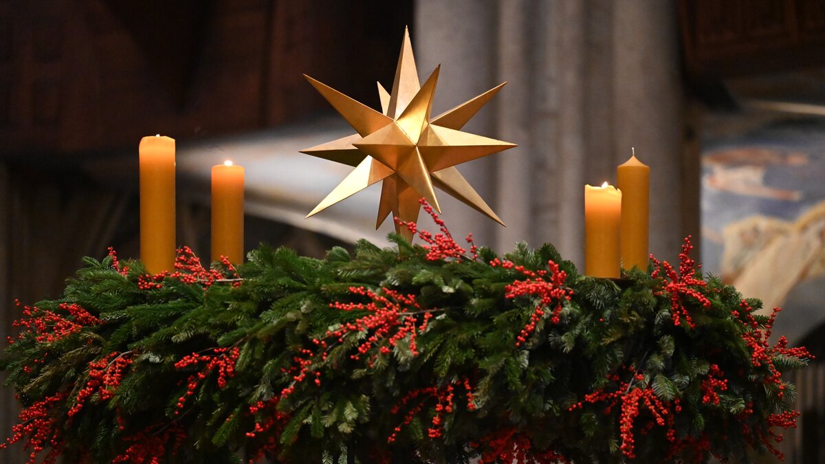 -Ein-Funke-Mut-DPSG-Diakon-L-hr-ruft-auf-das-Friedenslicht-mit-Mut-weiterzutragen