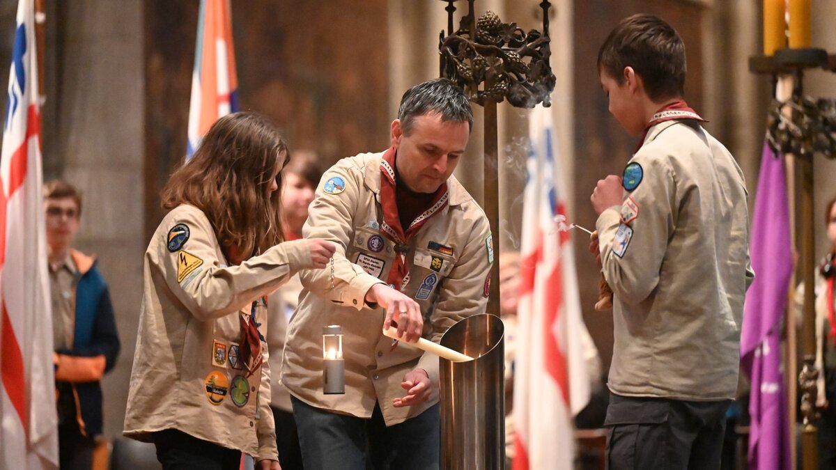 -Ein-Funke-Hoffnung-in-dieser-Welt-Friedenslicht-aus-Bethlehem-leuchtet-in-K-ln