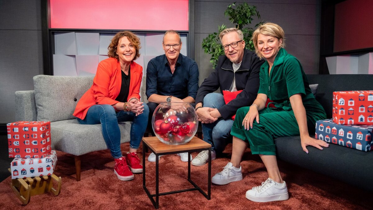 Viele-kleine-Initiativen-Bischof-Overbeck-bergibt-Spende-bei-WDR-Weihnachtsaktion-in-Essen