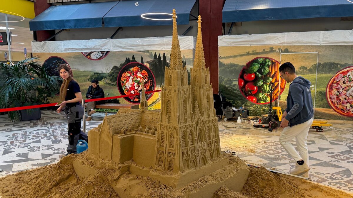 Kein-Bauwerk-f-r-die-Ewigkeit-Kleiner-K-lner-Dom-aus-Sand-entsteht-in-K-lner-Einkaufszentrum