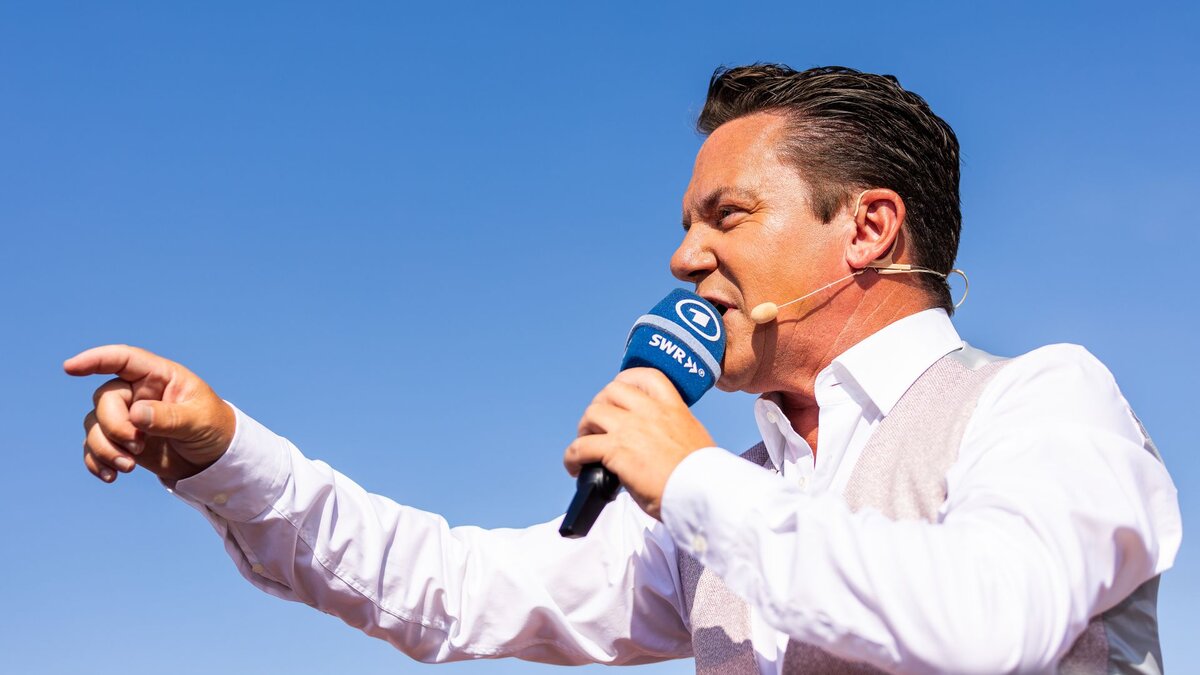 Immer-auf-dem-Boden-bleiben-Entertainer-und-Musiker-Stefan-Mross-ist-vom-Tod-der-Eltern-gepr-gt