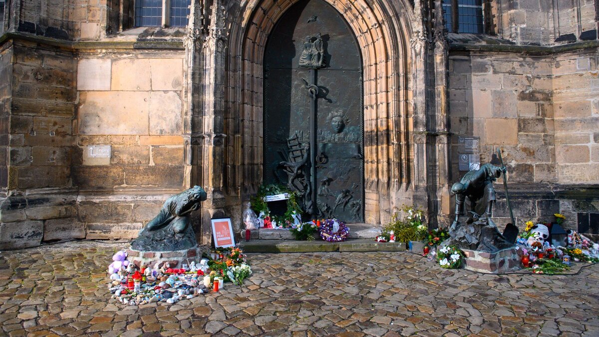 Erinnern-an-die-Opfer-Magdeburg-gedenkt-des-Weihnachtsmarkt-Anschlags-vor-einem-Jahr