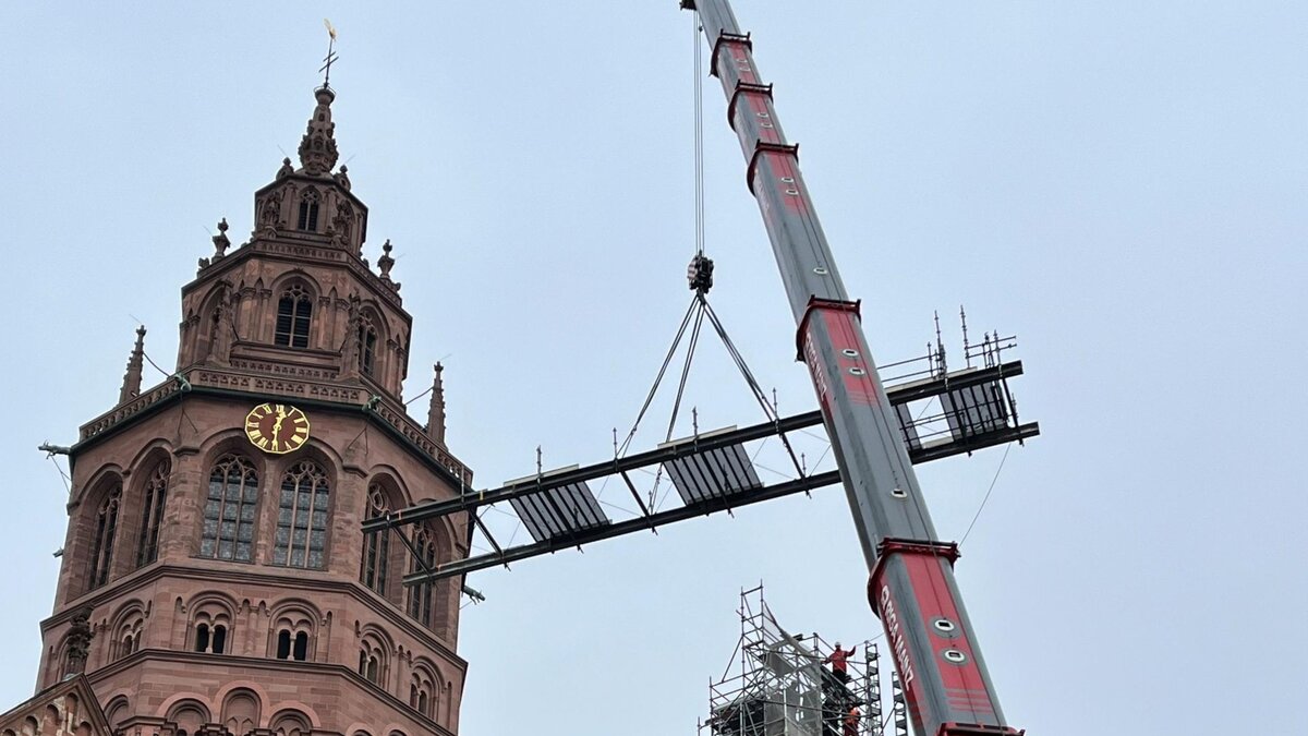 Mit-neuer-Giebelverzierung-Erstmals-wieder-freier-Blick-auf-den-Westturm-des-Mainzer-Doms