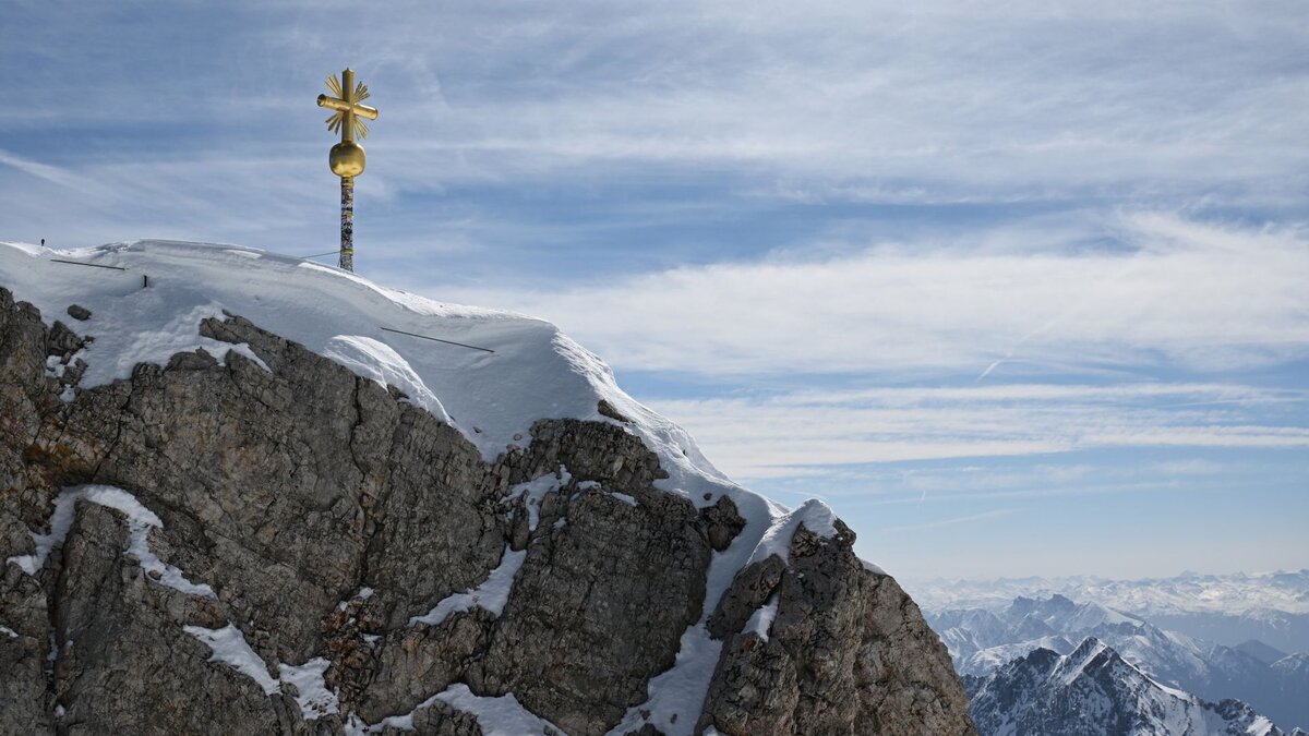 In-neuem-Glanz-Renoviertes-Gipfelkreuz-kehrt-auf-Zugspitze-zur-ck