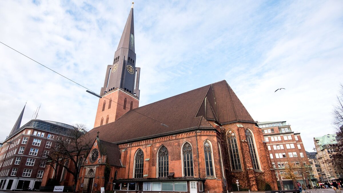 -Eine-schmerzhafte-Entscheidung-Der-Turmhelm-der-Hamburger-Hauptkirche-St-Jacobi-wird-abgerissen