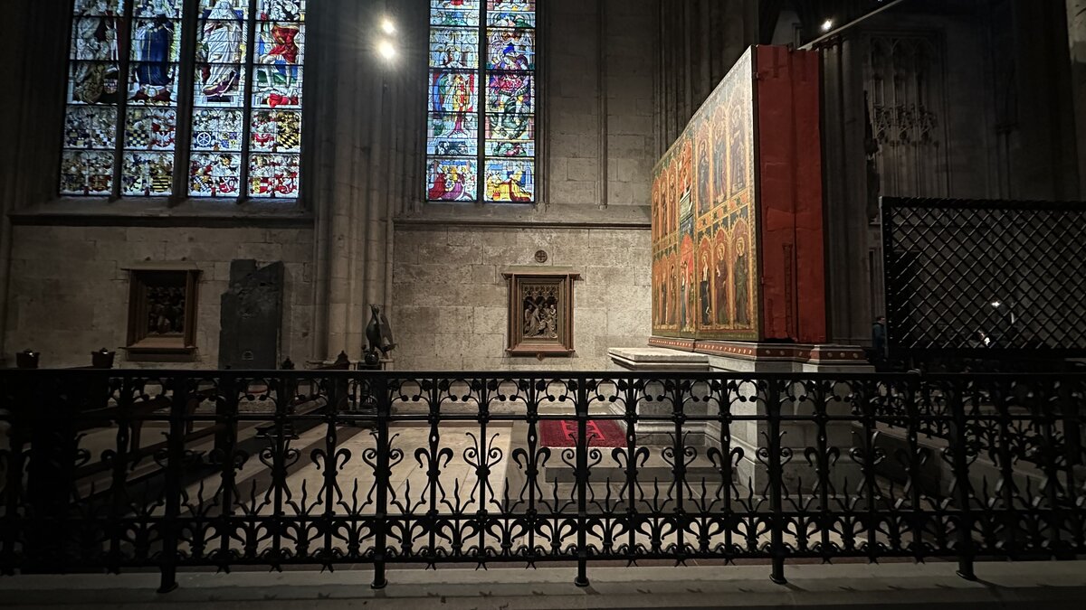 Altes-Eisen-neue-Sch-nheit-Wie-der-Clarenaltar-im-K-lner-Dom-zu-seinem-Gitter-kam