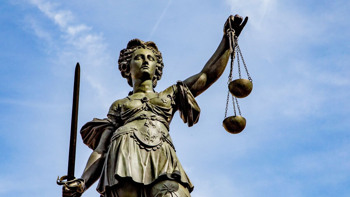 Hilfe-bei-angeblichen-Schwierigkeiten-Paar-steht-wegen-Betrugs-an-pensionierten-Priestern-vor-Gericht