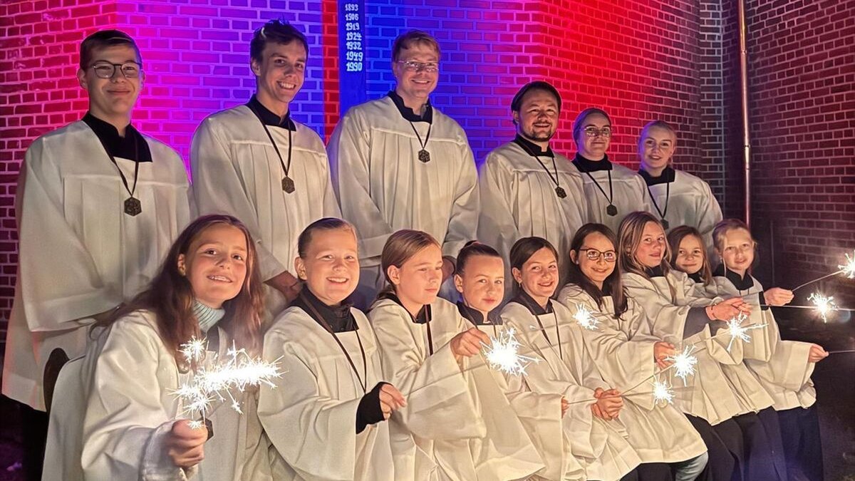 Mit-Feuerwerk-ins-neue-Kirchenjahr-Katholische-Pfarrei-l-dt-zu-Feier-von-Kirchensilvester-ein