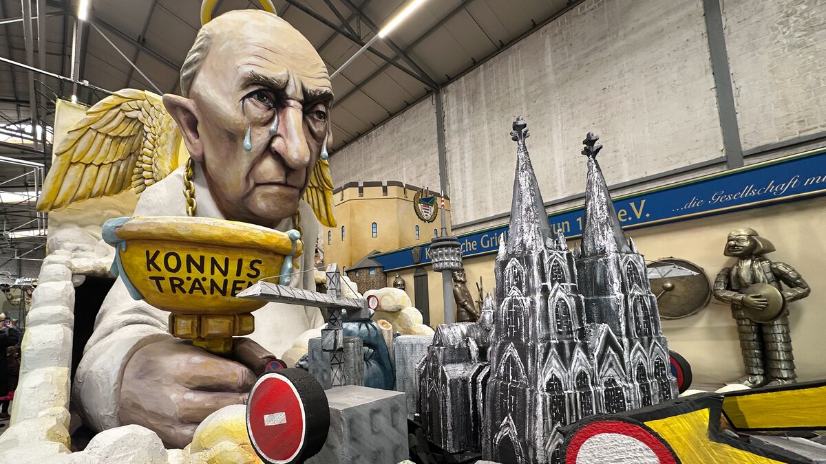 -Gesegnete-Karnevalstage-K-lner-Stadtdechant-erteilt-Segen-bei-Richtfest-f-r-Rosenmontagszug