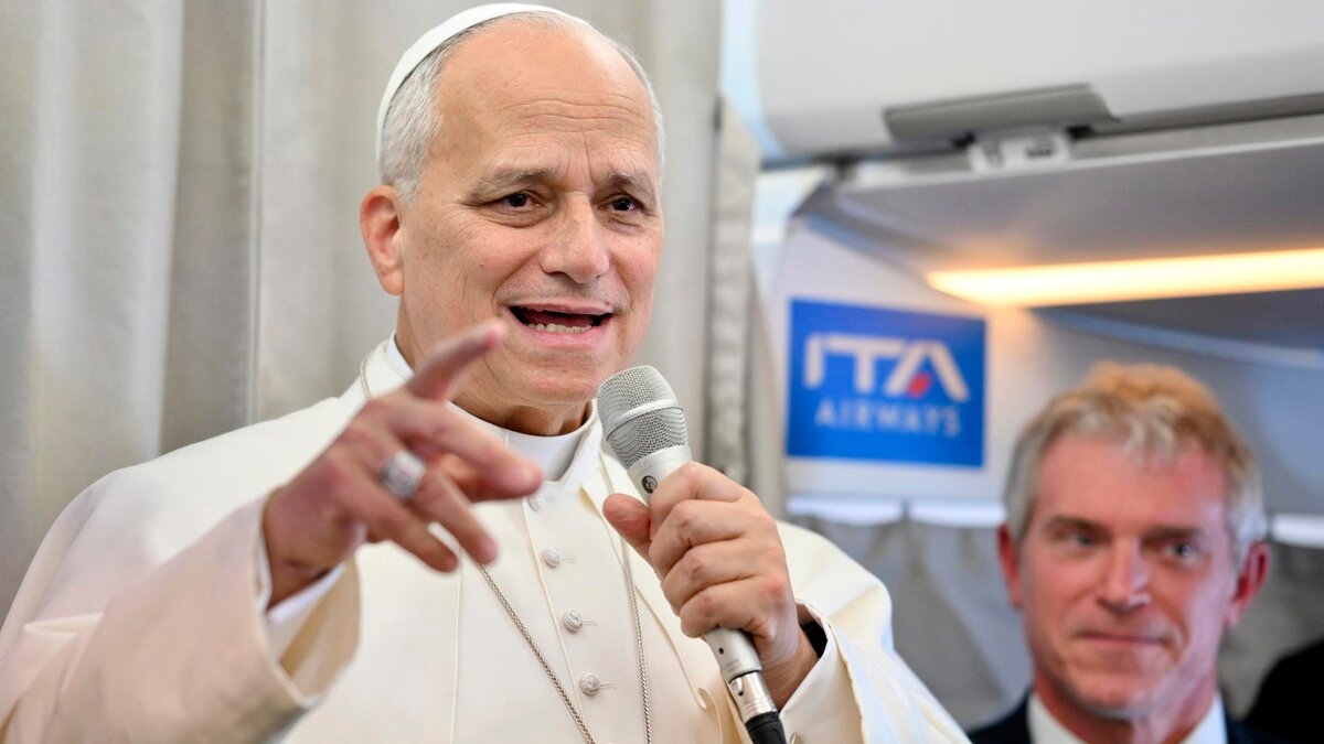 Leo-XIV-und-die-Medien-81-Journalisten-erleben-ihre-erste-Reise-mit-dem-neuen-Papst