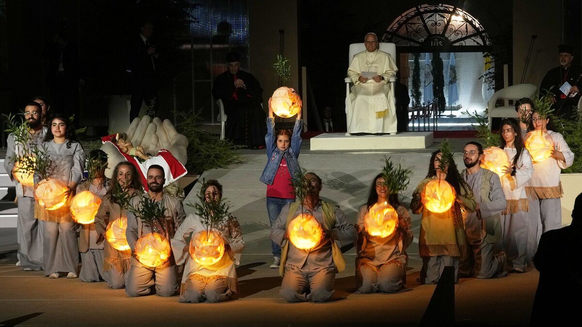 -Lasst-die-Welt-in-Hoffnung-erbl-hen-Papst-Leo-XIV-findet-bei-Jugendtreffen-im-Libanon-zu-seiner-Rolle