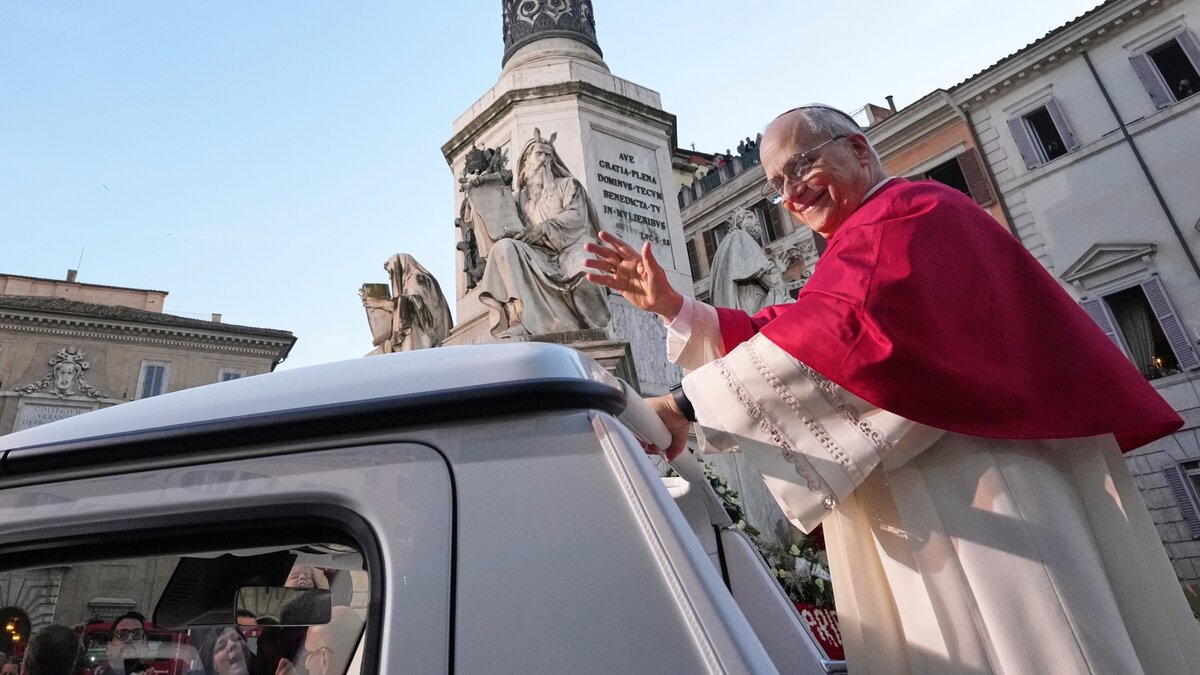 Wei-e-Blumen-f-r-Maria-Leo-XIV-betet-an-Mari-Empf-ngnis-an-r-mischer-Mariens-ule