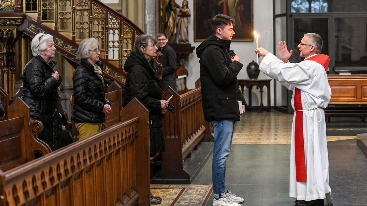 -Kein-Grund-sich-leichtfertig-zu-verhalten-Beim-Blasiussegen-stehen-Katholiken-Schlange