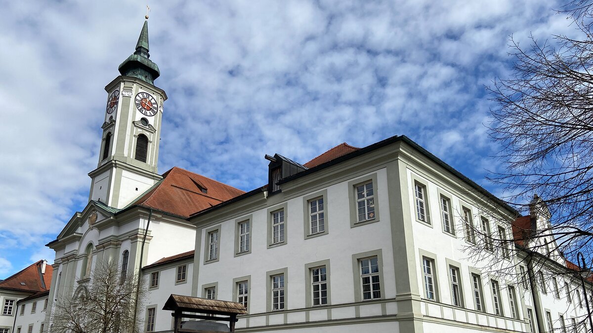 Therapiesessel-hinter-Klostermauern-Wie-ein-Arzt-seinen-Glauben-und-die-Sorge-um-andere-vereint