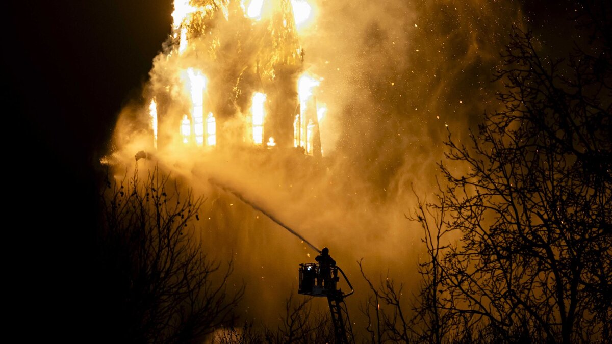-Heftiger-und-schrecklicher-Brand-Kirche-in-Amsterdam-f-ngt-w-hrend-Silvesternacht-Feuer