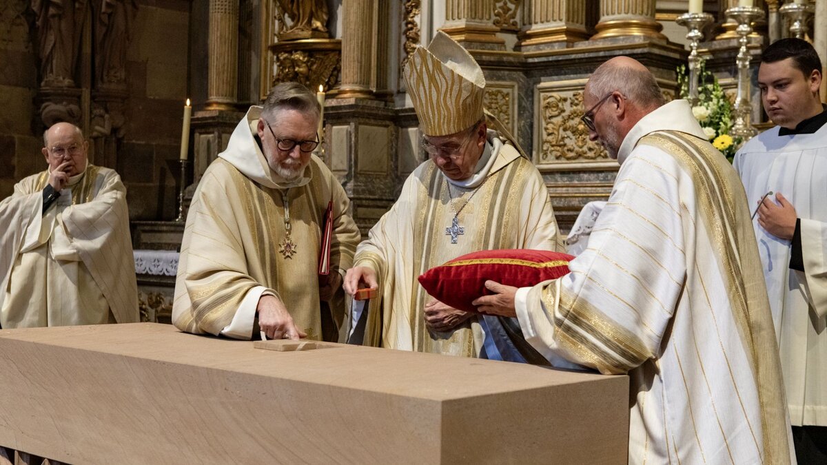 Zeichen-europ-ischer-Gemeinschaft-Bamberger-Erzbischof-gibt-kaiserliches-Knochenst-ck-nach-Stra-burg