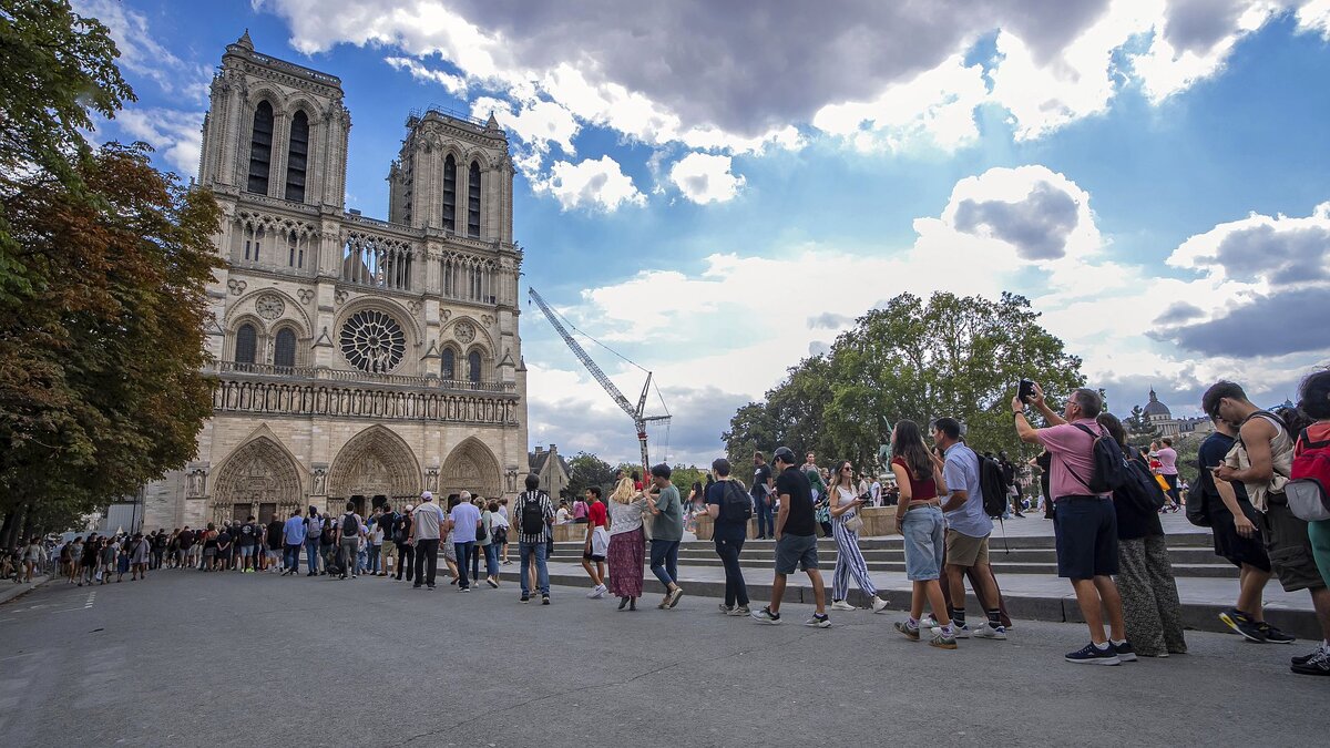 Elf-Millionen-Besucher-seit-Wiederer-ffnung-Ging-die-Restaurierung-von-Notre-Dame-zu-schnell-