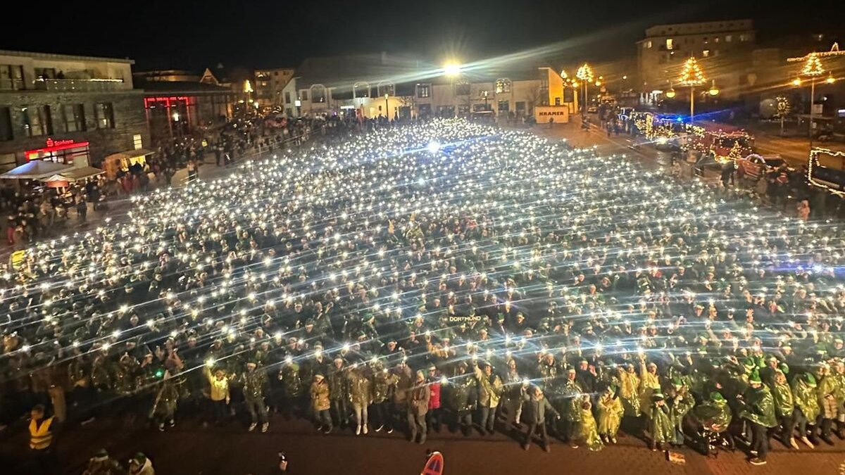 Weltrekord-in-Waltrop-Waltrop-formt-den-gr-ten-menschlichen-Weihnachtsbaum