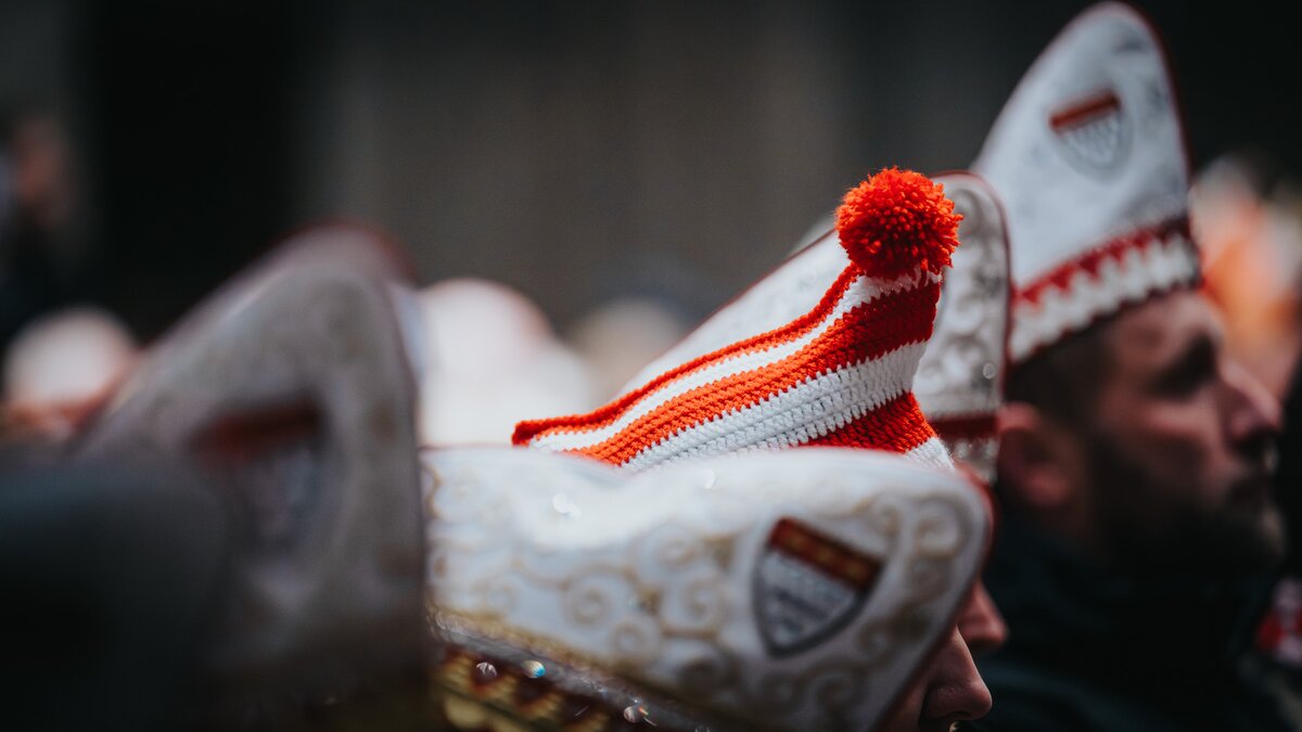 Evangelischer-Pfarrer-mitten-im-K-lner-Karneval-Regimentspastor-begleitet-Rote-Funken-als-Seelsorger-durch-die-Session